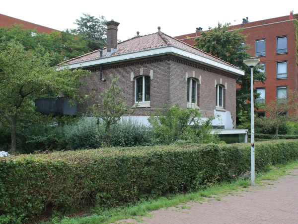 Afbeelding uit: september 2025. Achter- en zijkant.