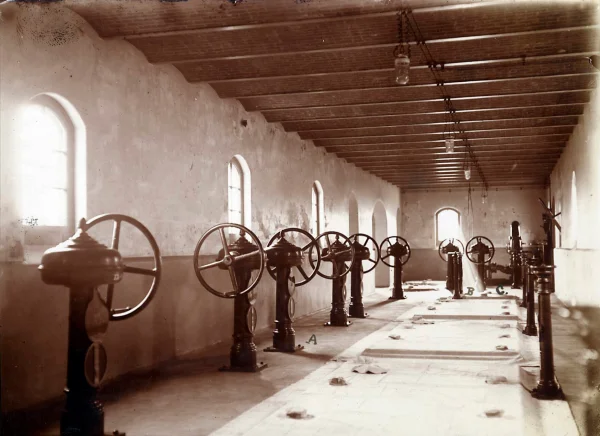 Afbeelding uit: 1909. Ruimte met allerlei afsluiters in het toegangsgebouwtje van het oudste laagreservoir.