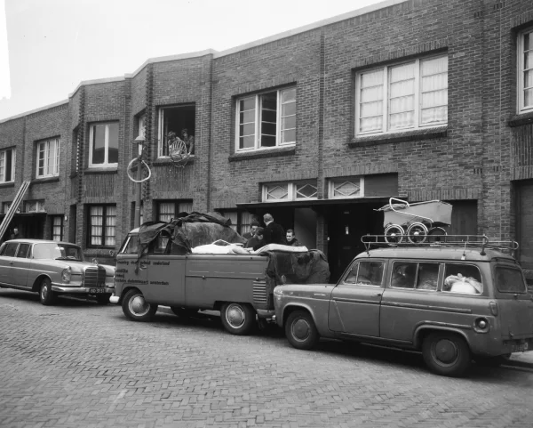 Afbeelding uit: januari 1965. Krakers verlaten een gekraakte woning in de Generaal Vetterstraat.