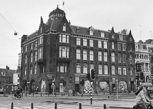 Afbeelding uit: november 1980. De Grote Wetering (Weteringschans bij de Spiegelgracht).