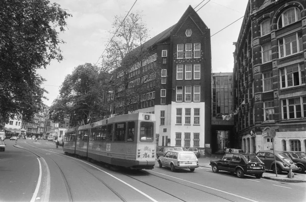 Afbeelding uit: juni 1983. Hier is de luchtbrug te zien tussen de twee delen van het Wyers-complex.