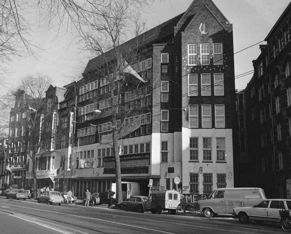 Afbeelding uit: februari 1984. Het later gesloopte deel van het Wyers-complex op de Nieuwezijds Voorburgwal, daags voor de ontruiming.