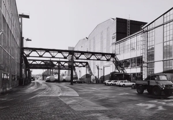 Afbeelding uit: november 1982. Rechts de twee hoge hallen. Links andere gebouwen van Stork-Werkspoor; daar staat nu het Init-gebouw.
Bron afbeelding: Stadsarchief.