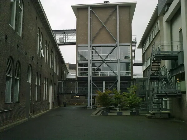 Afbeelding uit: september 2010. Binnenplaats, met een deel van de nieuwbouw.