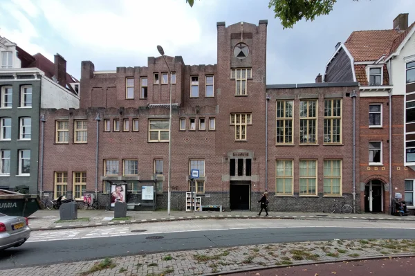 Afbeelding uit: september 2025. In 2021/2022 kregen ramen en kozijnen de vermoedelijk originele kleuren okergeel en bentheimer wit.