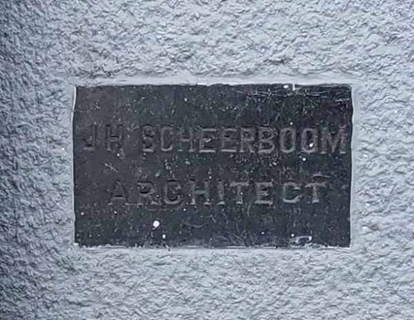 Afbeelding uit: september 2025. Inscriptie op Prins Hendrikkade 99.