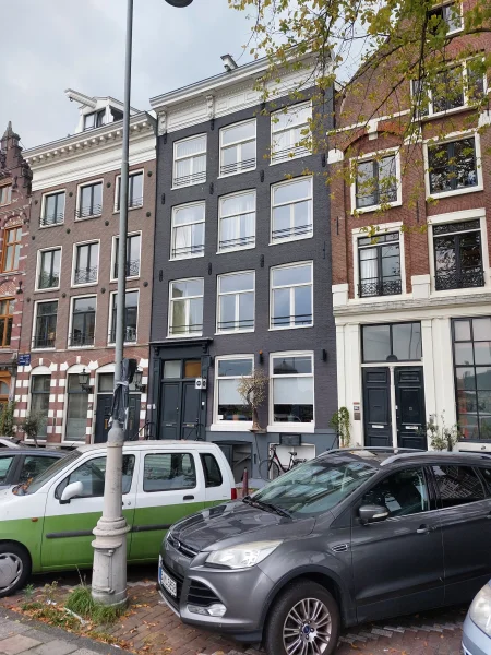 Afbeelding uit: september 2025. Het pand aan de Prins Hendrikkade.