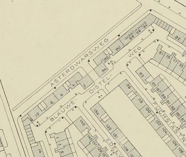 Afbeelding uit: 1932. De situatie in 1932. Nummer 2 was oorspronkelijk een kantoor van de Woningdienst; nummer 94 het badhuis met opgang naar de bovengelegen zaal. Nummers 4 en 92 waren woningen.
Bron afbeelding: SAA, bestand DUIZ00313000001.