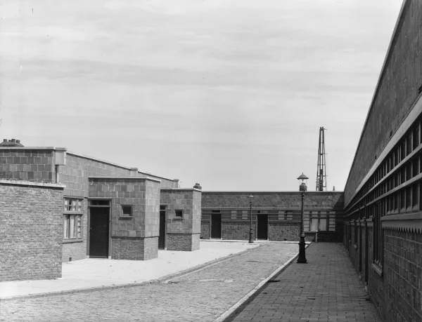 Afbeelding uit: 1928. Straatje in Asterdorp.
Bron afbeelding: SAA, bestand 5293FO003065.