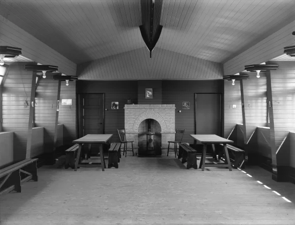 Afbeelding uit: 1928. De zaal, destijds in gebruik als clublokaal.
Bron afbeelding: SAA, bestand 5293FO003068.