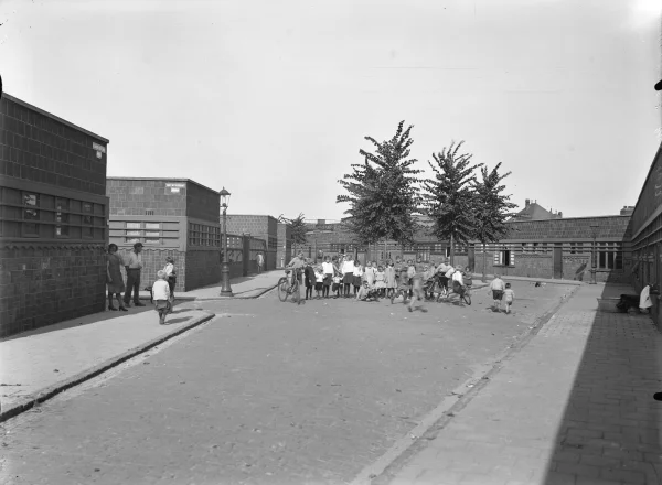 Afbeelding uit: september 1934. Kinderen in Asterdorp.
Bron afbeelding: SAA, bestand 5293FO003072.