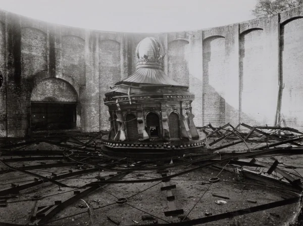 Afbeelding uit: oktober 1935. Tijdens de sloop. Op de lantaarn van de koepel stond een keizerskroon à la Westerkerk.
Bron afbeelding: Stadsarchief.