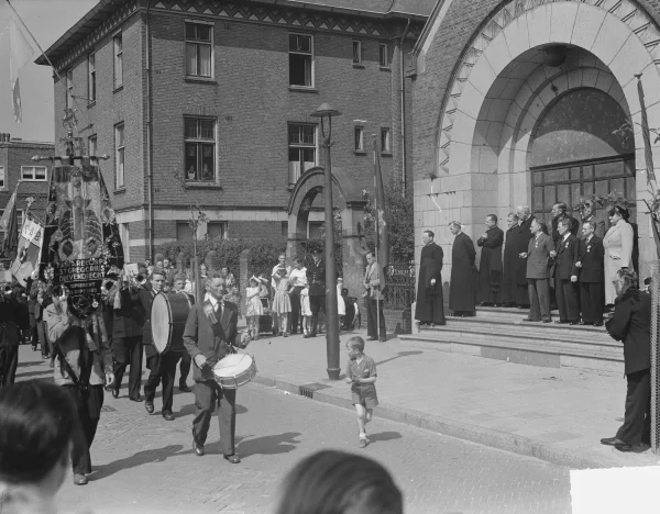 Afbeelding uit: mei 1951. Encycliekfeest van de Gerardus Majella-parochie.