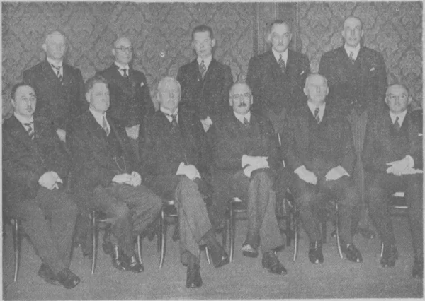 Afbeelding uit: januari 1939. Overdracht van het Nationaal Huwelijksgeschenk op paleis Soestdijk. Kleinhout (staand links) en Van der Steur (staand midden) waren betrokken bij de verbouwing van de woonvleugel van het paleis en de bouw van een sportpaviljoen, werken die tot het geschenk behoorden.