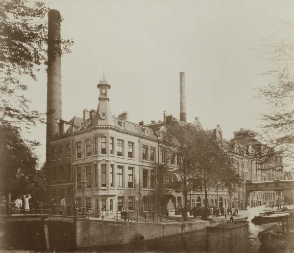 Afbeelding uit: Circa 1901. De foto moet kort na de bouw gemaakt zijn. De houten brug links werd in 1902 vervangen door de huidige, die ijzeren balken heeft.
Bron afbeelding: SAA, bestand ANWR00244000001.