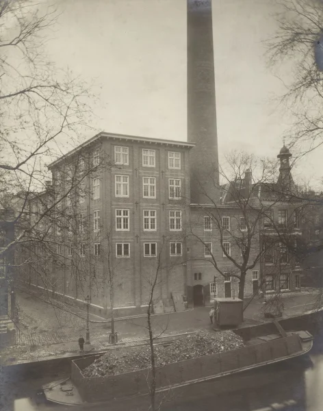 Afbeelding uit: circa 1910. Hoek Korte Leidsedwarsstraat - Leidsegracht. Met de schoorsteen uit 1907 en de bouwdelen uit 1908 van architect Ingenohl.
Bron afbeelding: SAA, bestand ANWQ00305000001.