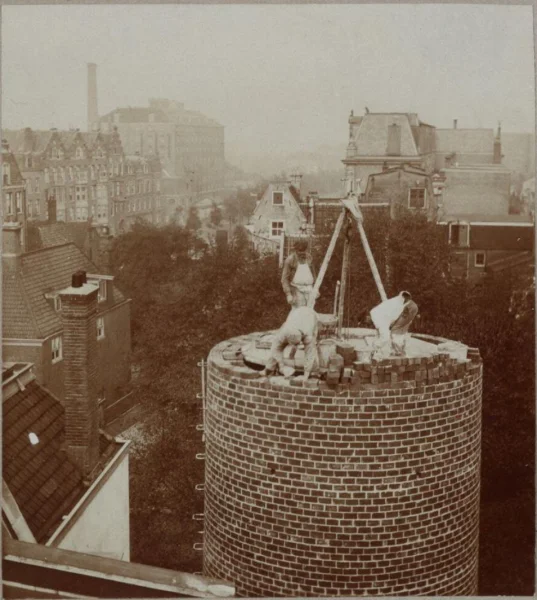 Afbeelding uit: oktober 1907. De bouw van een nieuwe schoorsteen van suikerfabriek Spakler en Tetterode aan Lijnbaansgracht en Leidsegracht.
Bron afbeelding: Stadsarchief.