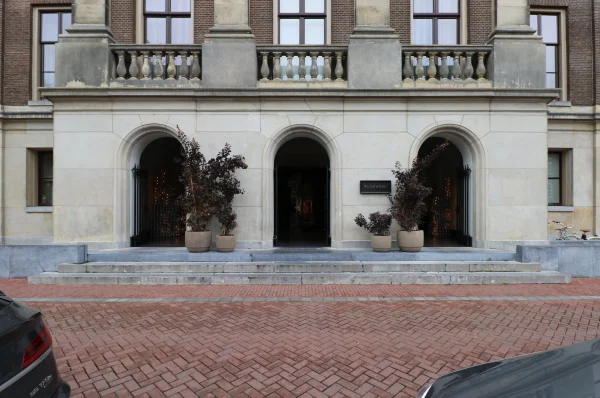 Afbeelding uit: oktober 2025. Hoofdentree met drie ingangen in de stijl van die van het Stadhuis op de Dam. Daar werd ooit recht gesproken door de vierschaar, een voorganger van het gerechtshof.