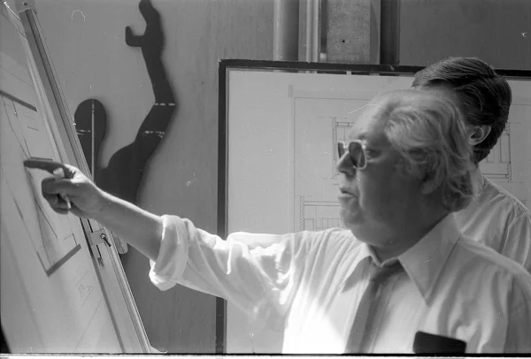 Afbeelding uit: circa 1975. Rietveld voor een tekentafel op de TH Delft.