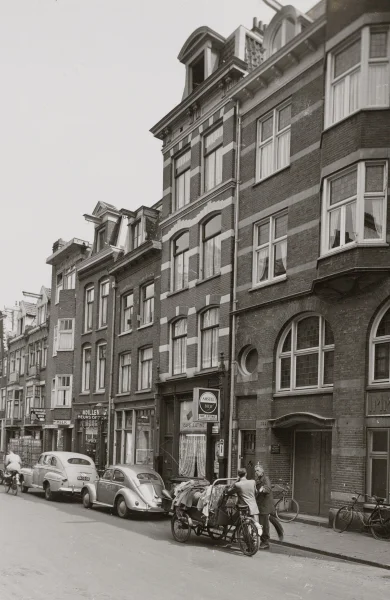 Afbeelding uit: juli 1956. Nog met de bovenverdiepingen.
Bron afbeelding: SAA, bestand 010009003038.