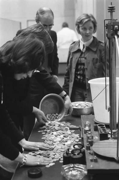 Afbeelding uit: februari 1974. De gestegen zilverprijs maakte het in 1974 aantrekkelijk om bewaarde maar ongeldige zilveren guldens en rijksdaalders te verkopen aan handelaars als Drijfhout.