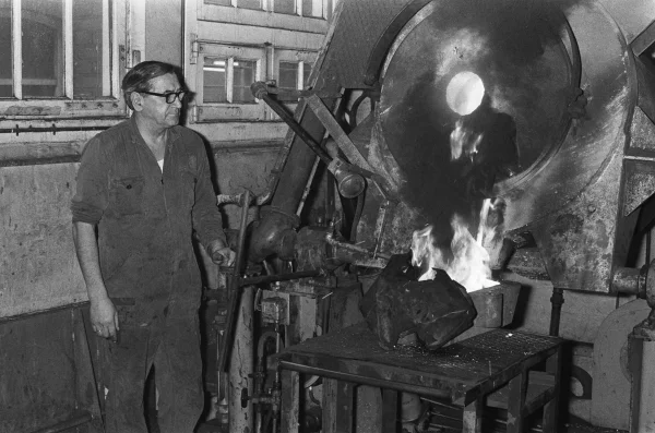 Afbeelding uit: februari 1974. De ingeleverde munten werden ter plekke omgesmolten.