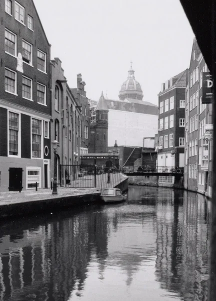 Afbeelding uit: circa 1960. De kade was destijds afgesloten met een hek.
Bron afbeelding: SAA, bestand OSIM00006000872.