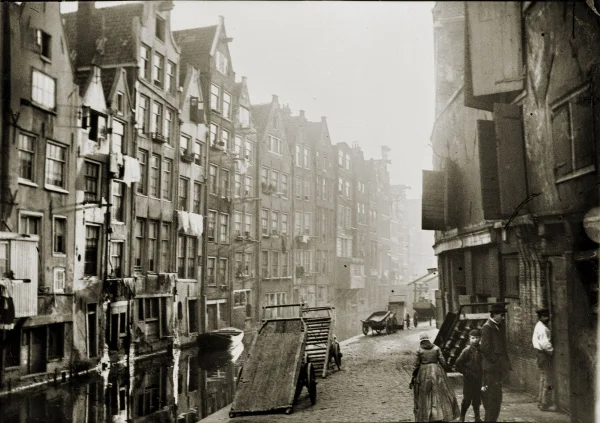 Afbeelding uit: circa 1896. Rechts de voorgangers van het pakhuis.