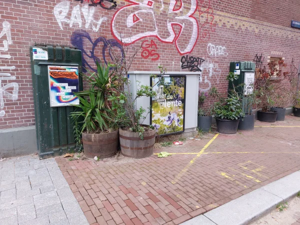 Afbeelding uit: oktober 2025. Tegen de zijgevel staan maar liefst twee klassieke, door PL Marnette ontworpen GEB-kabelkasten.