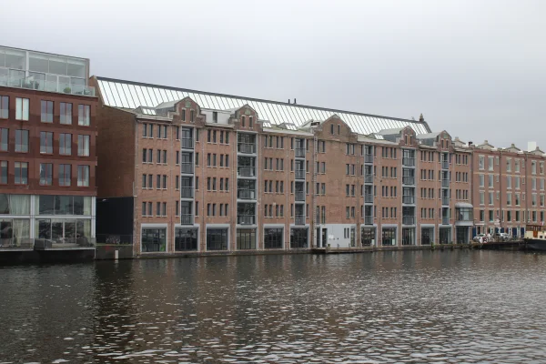 Afbeelding uit: oktober 2025. Achterzijde.