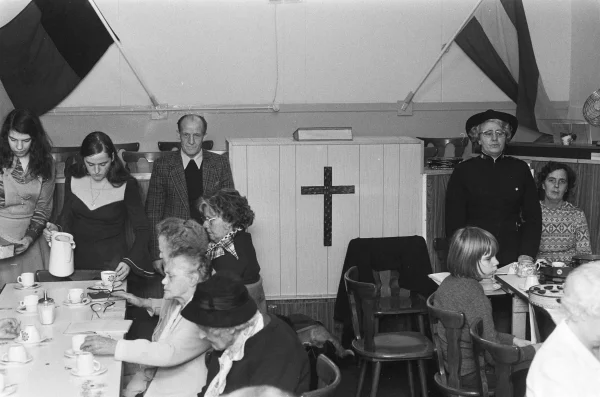 Afbeelding uit: november 1973. Koffiebar van het Ned. Leger des Heils. Op de kraag van het uniform staat de letter H; het 'echte' Leger gebruikte de S, van Salvation.