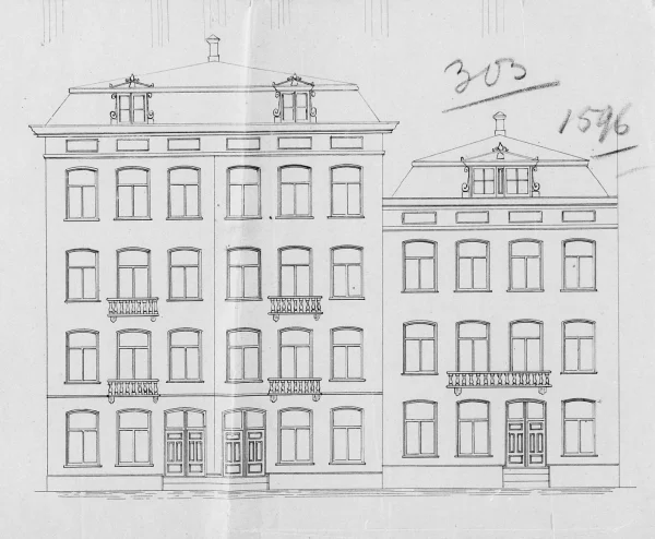Afbeelding uit: 1874. Het huis rechts is nummer 13, dat in 1906 ingrijpend verbouwd is.
Bron afbeelding: Stadsarchief.