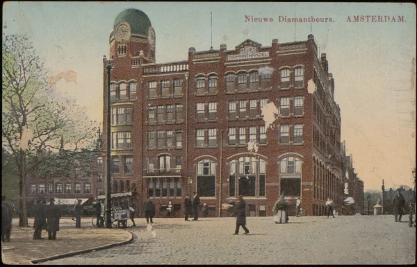 Afbeelding uit: circa 1918. Prentbriefkaart met het oorspronkelijke gebouw.