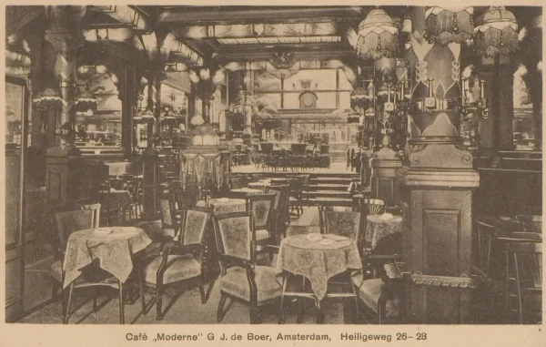 Afbeelding uit: circa 1920. Interieur van café Moderne, rond 1920. Prentbriefkaart uitgegeven door S. Sealtiël.