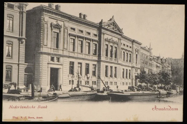 Afbeelding uit: circa 1900. Prentbriefkaart. In het water liggen enkele beurtschepen.