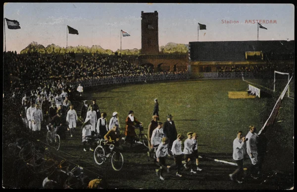 Afbeelding uit: 1913. Prentbriefkaart met een optocht, onbekend van wie.