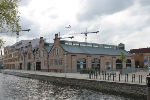 Afbeelding uit: mei 2012. Het zuiveringsgebouw uit 1887 werd in 2005 geheel afgebroken. De voorgevels en enkele steunberen werden bewaard en keerden terug in de nieuwbouw.