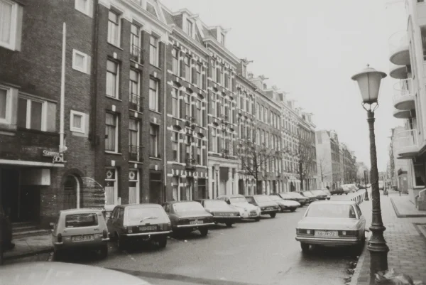 Afbeelding uit: 1983. De gesloopte huizen in de Tweede Van Swindenstraat. Uiterst links wijkgebouw Sion, daarnaast nummers 3 en hoger.