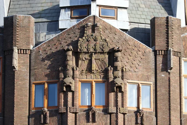 Afbeelding uit: november 2025. Detail van de gevel aan de Binnenkant. Boven "D'Eendragt" staan de namen van zes rederijen die kantoor hielden in het gebouw: KNSM, SMN, KWIM, NRM, KPM en JCJL.