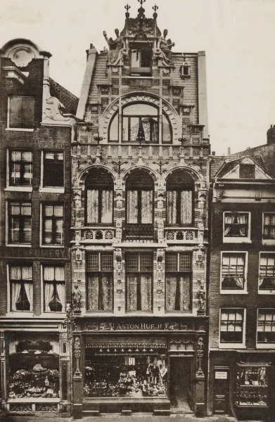 Afbeelding uit: circa 1895. De oorspronkelijke voorgevel.