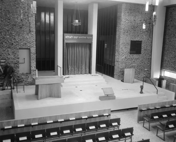 Afbeelding uit: september 1966. De grote zaal. In het midden op het podium de zuilen met achter het gordijn de heilige ark.