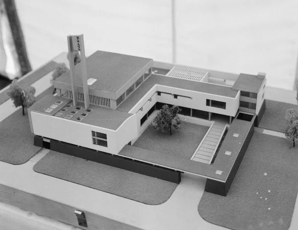 Afbeelding uit: juni 1964. Foto van de maquette. De Hebreeuwse letters (alef, bet, etc.) op de panelen werden op de gebouwde versie de complete geboden.