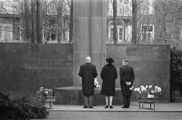 Afbeelding uit: november 1969. In 1969 legde de Duitse president Heinemann een krans bij het monumemt. V.l.n.r. Heinemann, zijn vrouw en rabbijn dr. J. Soetendorp.