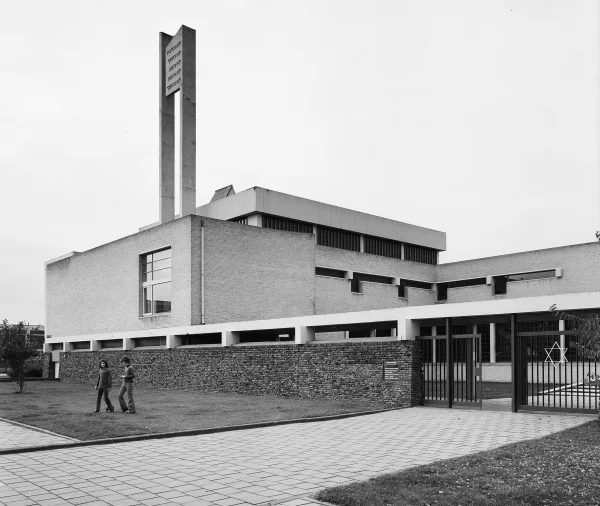 Afbeelding uit: november 1975. Rechts is de hoofdingang. Collectie RCE Amersfoort, doc.nr 171.607.