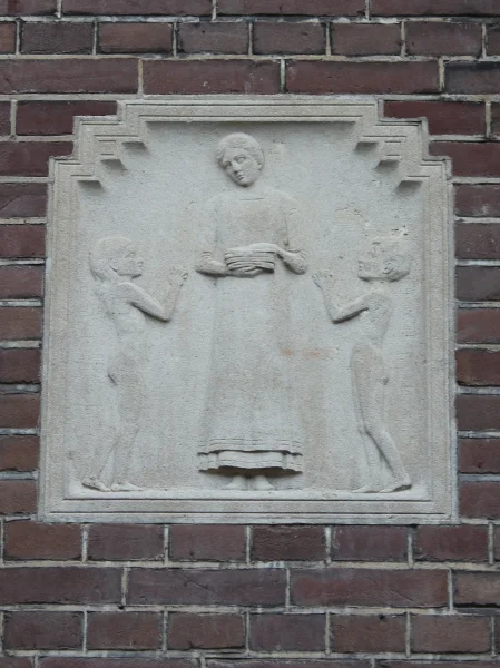 Afbeelding uit: december 2025. De naakten kleden: een vrouw geeft de kinderen kleding.