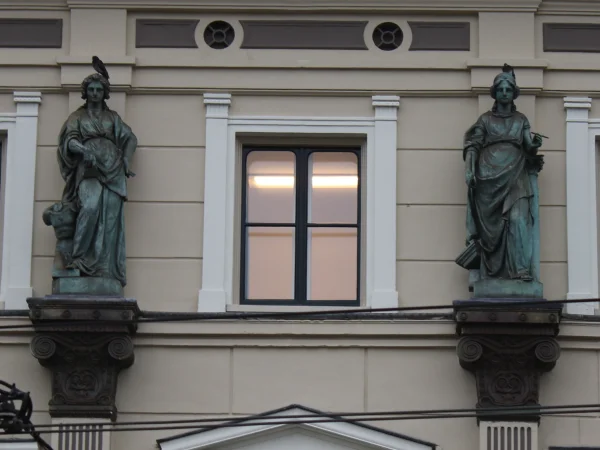 Afbeelding uit: december 2025. Twee van de beelden van Stracké: beeldhouwkunst (links) en graveerkunst.