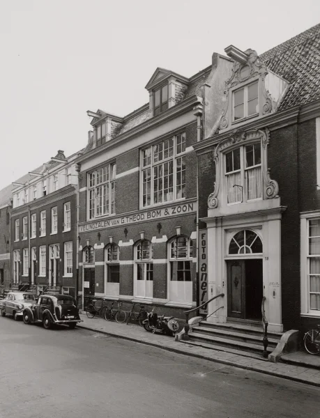 Afbeelding uit: juni 1956. "Veilingzalen van G.Theod. Bom & Zoon". Ook fotopersbureau Anefo was hier destijds gevestigd.