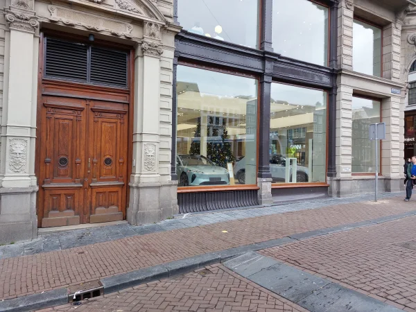 Afbeelding uit: december 2025. Als autoshowroom.