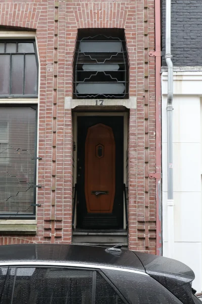 Afbeelding uit: december 2025. Op het metalen rooster stond oorspronkelijk de naam "Drukkerij / Erven / E. van de Geer".