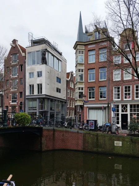 Afbeelding uit: december 2025. Op de andere hoek het pand uit 1994 met woning, atelier, galerie en kantoor dat architect Henk Spreeuwenberg voor zichzelf ontwierp.